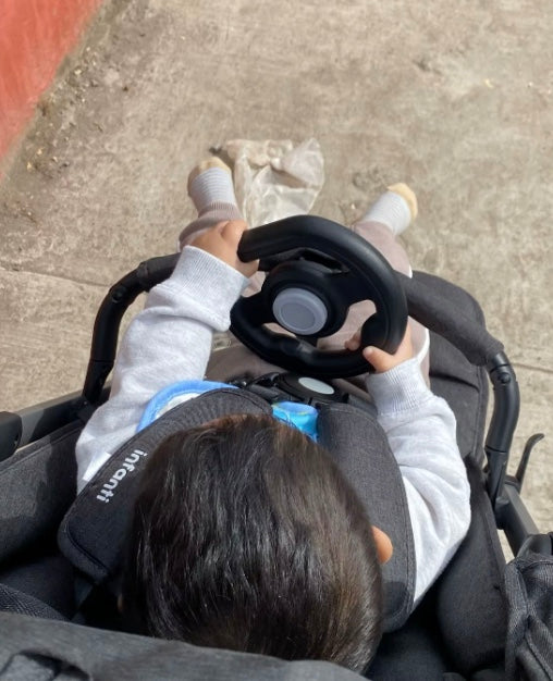 Child holding the EVAM BABY steering wheel